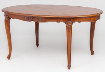  Старинный овальный стол на гнутых ножках с царгой, декорированной изящной резьбой код. RM4100968