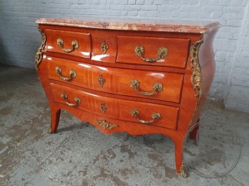 Старинный комод с мраморной столешницей и бронзовыми фигурными накладками код. BE4096919