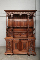 Антикварный ореховый буфет с уникальной объемной резьбой код. BE107153