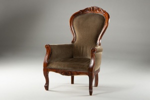 картинка Старинное кресло-бержер с высокой изогнутой спинкой и мягкими подлокотниками, обитое велюром салоне старинных вещей "Шебби" являющийся официальным дистрибьютором в России и Беларуси
