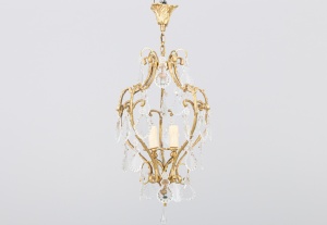 картинка Старинная люстра с корпусом из латуни и подвесками в форме растительных элементов салоне старинных вещей "Шебби" являющийся официальным дистрибьютором в России и Беларуси