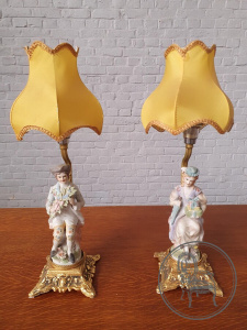 картинка Пара старинных настольных ламп из фарфора с изображением дамы и кавалера салоне старинных вещей "Шебби" являющийся официальным дистрибьютором в России и Беларуси