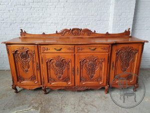 картинка Комод в стиле Людовика XV, декорированный объемной резьбой с растительным орнаментом салоне старинных вещей "Шебби" являющийся официальным дистрибьютором в России и Беларуси