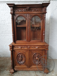 Антикварный шкаф в охотничьем стиле с объемной резьбой код. BE107426