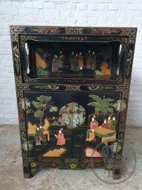 Старинный комод в восточном стиле, инкрустированный натуральным камнем и декорированный ручной росписью код. BE4096907