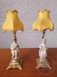Пара старинных настольных ламп из фарфора с изображением дамы и кавалера код. BE107041