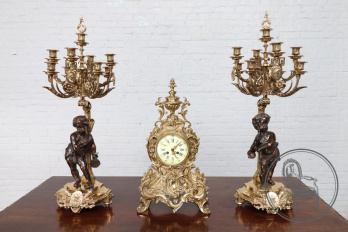 Антикварные каминные часы с канделябрами с изображением путти (2 шт.) код. BE39190