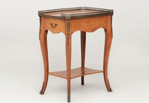 картинка Старинный столик с выдвижным ящиком и бронзовой отделкой салоне старинных вещей "Шебби" являющийся официальным дистрибьютором в России и Беларуси