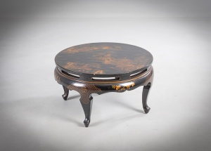 картинка Старинный столик с росписью в китайском стиле салоне старинных вещей "Шебби" являющийся официальным дистрибьютором в России и Беларуси