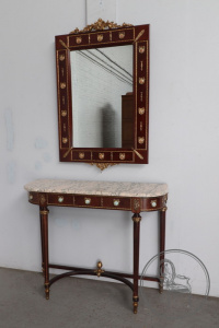 картинка Старинный консольный столик и зеркало салоне старинных вещей "Шебби" являющийся официальным дистрибьютором в России и Беларуси