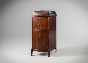 Антикварный патефон с тумбой из красного дерева код.&nbsp;RM4140447