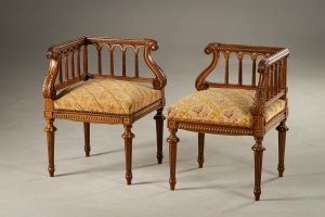 картинка Пара антикварных кресел с резными колоннами на спинках салоне старинных вещей "Шебби" являющийся официальным дистрибьютором в России и Беларуси