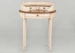 картинка Старинный косметический столик салоне старинных вещей "Шебби" являющийся официальным дистрибьютором в России и Беларуси