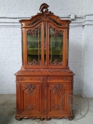 Антикварная витрина с орнаментальной резьбой код. BE4096887