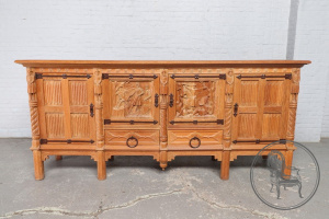 картинка Антикварный комод из дуба с сюжетной резьбой в готическом стиле салоне старинных вещей "Шебби" являющийся официальным дистрибьютором в России и Беларуси