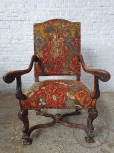 картинка Антикварное ореховое кресло, декорированное гобеленовым полотном и флористической резьбой салоне старинных вещей "Шебби" являющийся официальным дистрибьютором в России и Беларуси