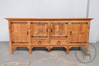 Антикварный комод из дуба с сюжетной резьбой в готическом стиле код. BE3259384