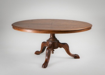 Старинный журнальный столик с маркетри на резном основании код. RM4165646