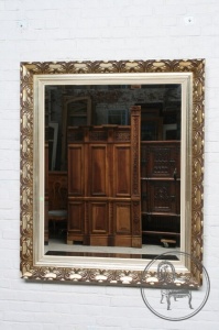 картинка Старинное зеркало в деревянной декорированной раме салоне старинных вещей "Шебби" являющийся официальным дистрибьютором в России и Беларуси