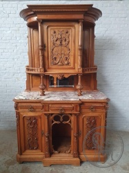 Антикварный буфет с закругленным верхним ярусом, декорированный резными звериными головами и колоннами код. BE4097729