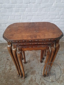 картинка Набор антикварных столиков с стиле Королевы Анны салоне старинных вещей "Шебби" являющийся официальным дистрибьютором в России и Беларуси