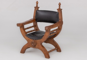 Старинное курульное кресло с обивкой из кожи код.&nbsp;RM4101371