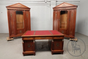 картинка Антикварная мебель для кабинета салоне старинных вещей "Шебби" являющийся официальным дистрибьютором в России и Беларуси