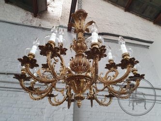 Старинная бронзовая люстра большого размера со стеклянными элементами код. BE4165447