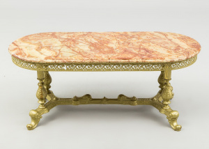 картинка Старинный столик салоне старинных вещей "Шебби" являющийся официальным дистрибьютором в России и Беларуси