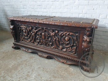 Антикварный сундук с резными мифологическими фигурами код.&nbsp;BE4165446