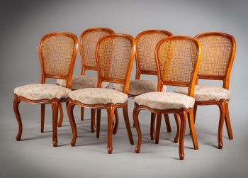 Старинные стулья (6 шт.) с резными каркасами из дерева, мягкими сиденьями и спинками из ротанга код.&nbsp;RM4153338