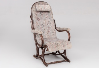 Старинное мягкое кресло с изогнутым деревянным каркасом в светлой обивке код. RM4101316