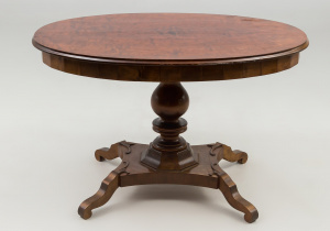 картинка Антикварный столик салоне старинных вещей "Шебби" являющийся официальным дистрибьютором в России и Беларуси