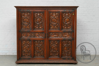 Антикварный дубовый шкаф в готическом стиле с портретными изображениями код. BE107619