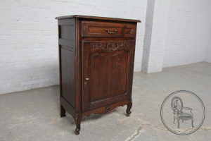 картинка Антикварный комод салоне старинных вещей "Шебби" являющийся официальным дистрибьютором в России и Беларуси