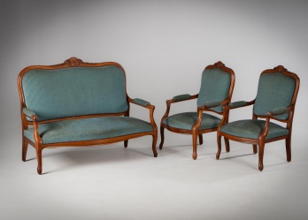 Старинный комплект мебели для гостиной: диван и кресла с плоской спинкой (2 шт.), декорированные рельефной резьбой код. RM4136307