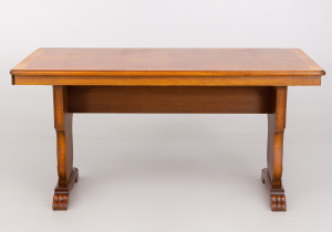 картинка Старинный стол салоне старинных вещей "Шебби" являющийся официальным дистрибьютором в России и Беларуси