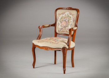 Старинное кресло в обивке из гобелена, декорированное резьбой код. RM4142416