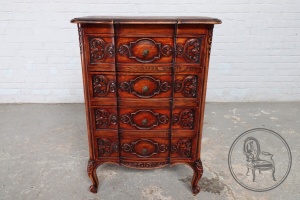 картинка Антикварный ореховый комод с четырьмя выдвижными ящиками салоне старинных вещей "Шебби" являющийся официальным дистрибьютором в России и Беларуси