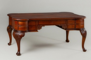 картинка Антикварный письменный стол с арочными ножками салоне старинных вещей "Шебби" являющийся официальным дистрибьютором в России и Беларуси