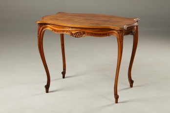 Антикварный ореховый столик на высоких тонких ножках код. RM4101656