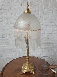 Старинная настольная бронзовая лампа со стеклянной бахрамой код. BE3259544