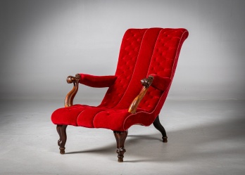 Антикварное кресло в викторианском стиле с глубокой каретной стяжкой на спинке код. RM4165866