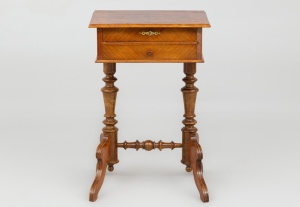 картинка Антикварный швейный столик с маркетри салоне старинных вещей "Шебби" являющийся официальным дистрибьютором в России и Беларуси