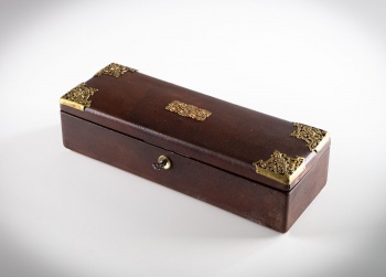 Антикварный перчаточный ящик, декорированный латунными накладками код.&nbsp;RM4145840