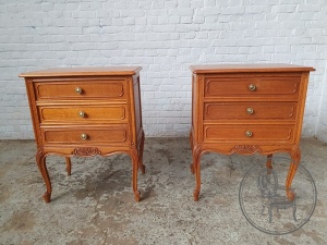 картинка Антикварные тумбочки (пара) салоне старинных вещей "Шебби" являющийся официальным дистрибьютором в России и Беларуси