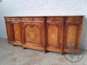 картинка Антикварный комод-дрессуар из ореха с резьбой и инкрустацией салоне старинных вещей "Шебби" являющийся официальным дистрибьютором в России и Беларуси