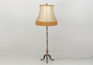 картинка Старинный торшер салоне старинных вещей "Шебби" являющийся официальным дистрибьютором в России и Беларуси