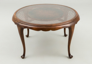 картинка Старинный кофейный столик салоне старинных вещей "Шебби" являющийся официальным дистрибьютором в России и Беларуси