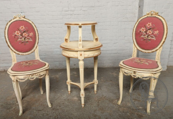 Старинный комплект для гостиной, столик и два стула код. BE107105